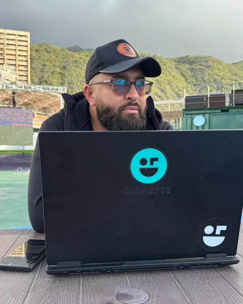 Neri Colón trabajando en su laptop al aire libre en La Guaira